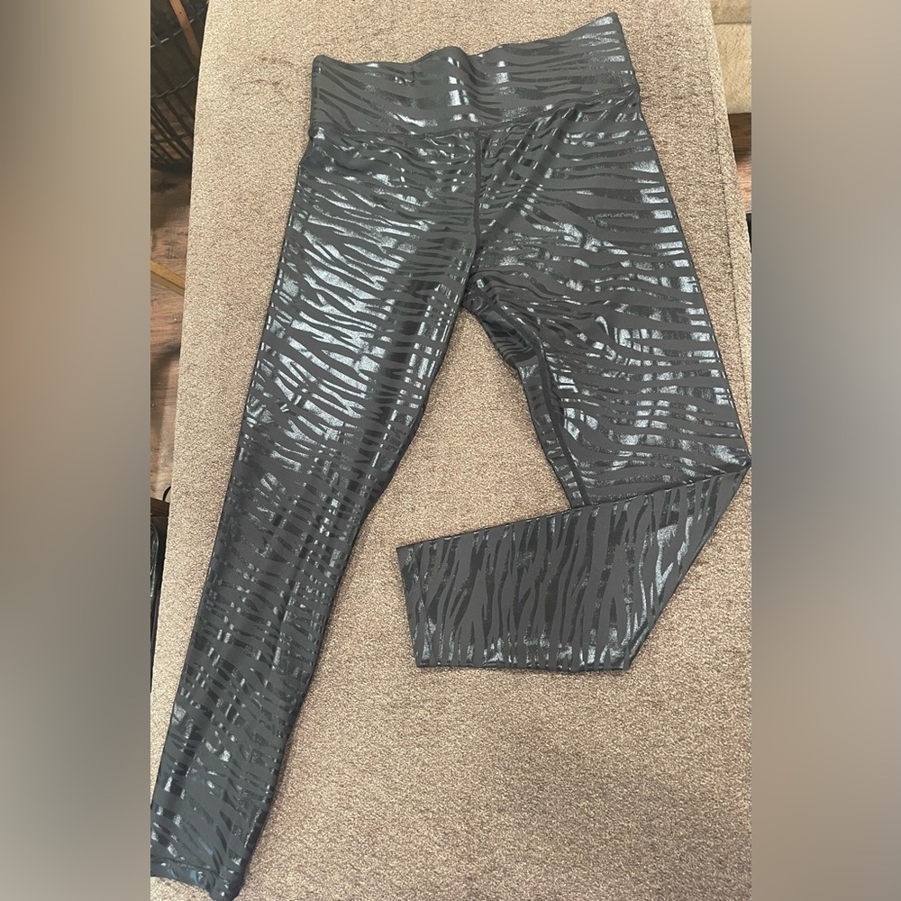 NWOT High-Waist Black Patterned Workout Leggings